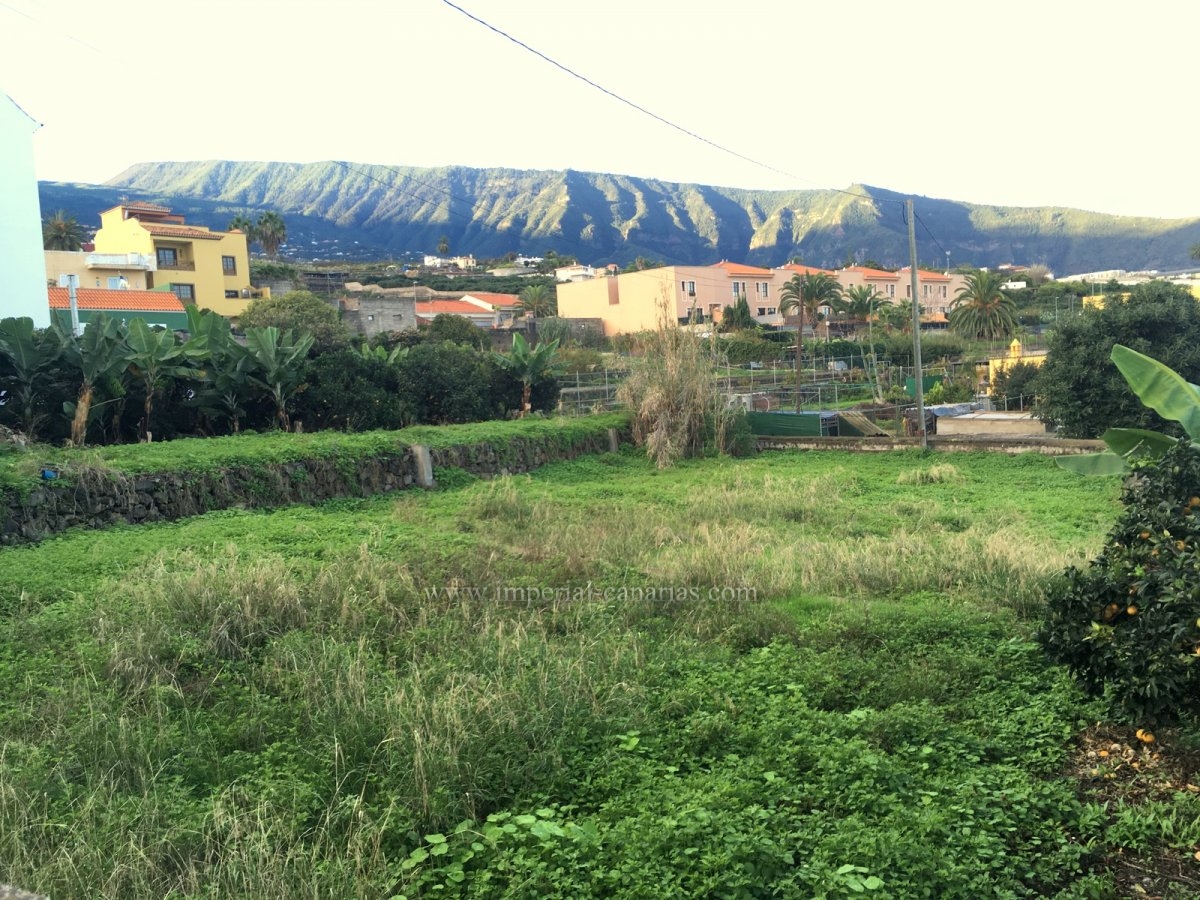 Parcela para construir hasta 1.623 m2 de viviendas y garajes! 