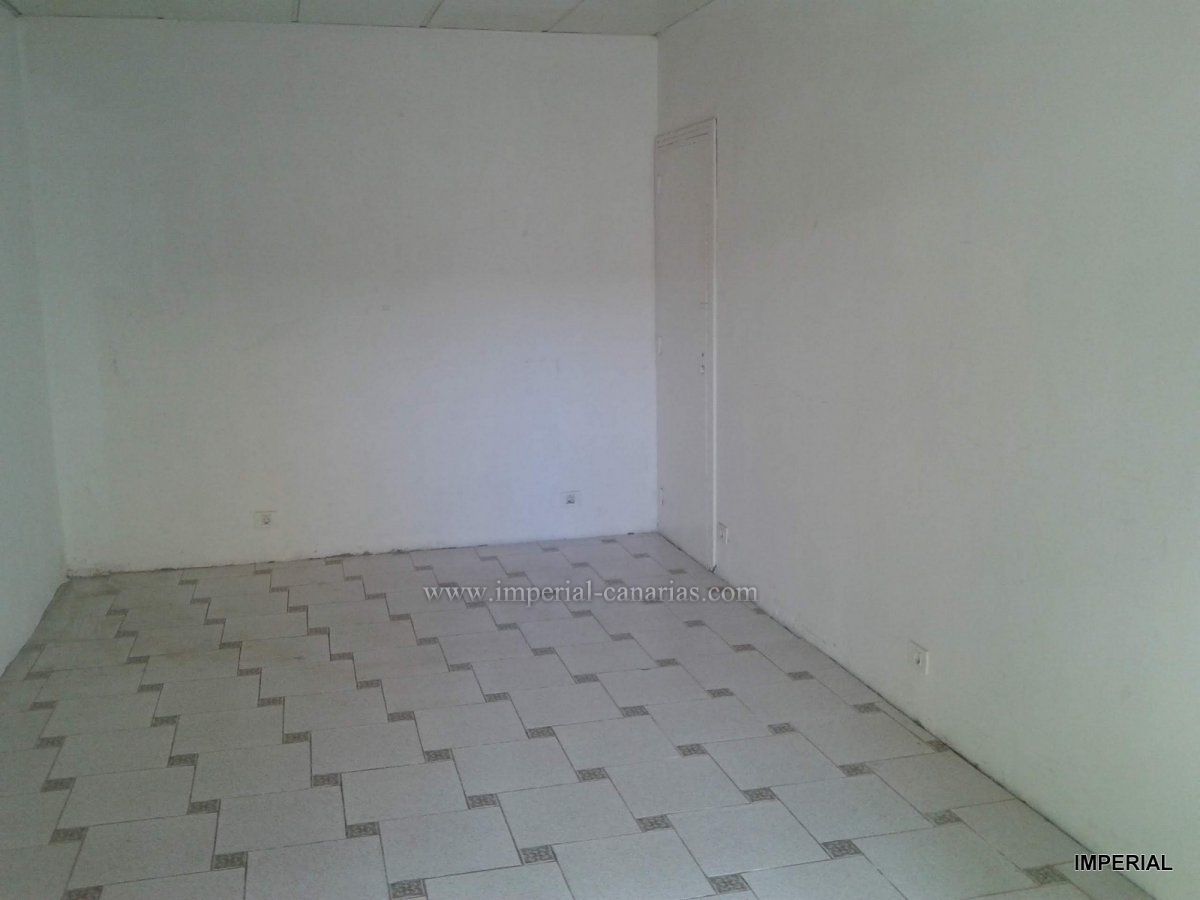  Commercial premises in a busy area just a few minutes away from Martianez Beach. 