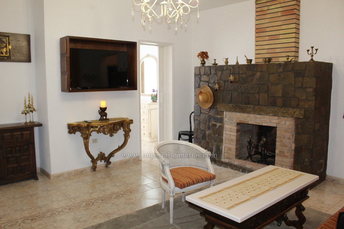  Live in this fully furnished apartment with two bedrooms and a private garden in a residential area of La Orotava. 