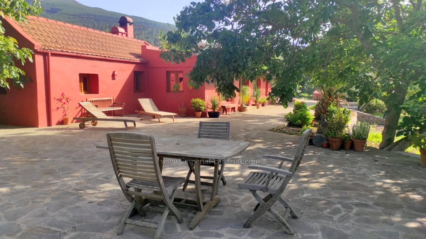  For sale in the high part of the Orotava Valley, beautiful restored old Canarian house with extensive land in a protected landscape area. 