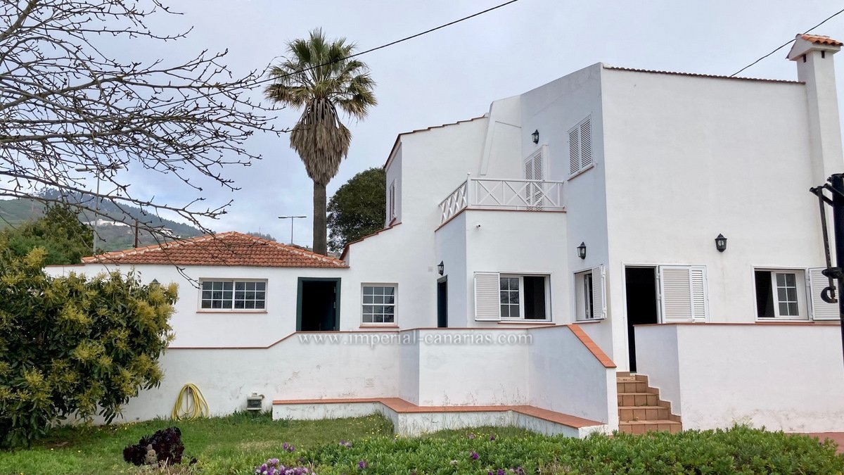  Spacious and beautiful family house with garden and large garage 