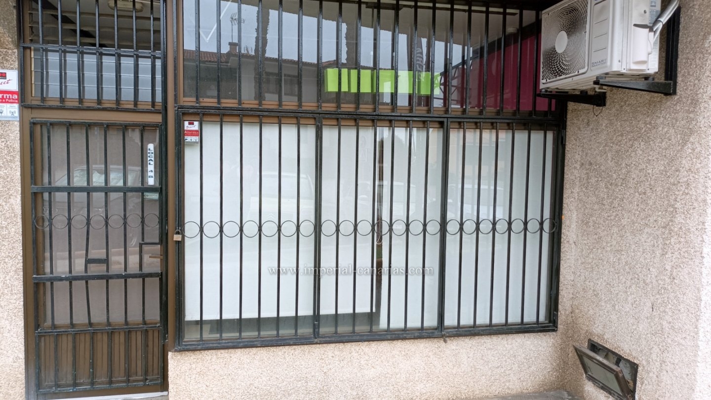  Se vende en Puerto de La Cruz, amplio local comercial, zona de Las Arenas. 