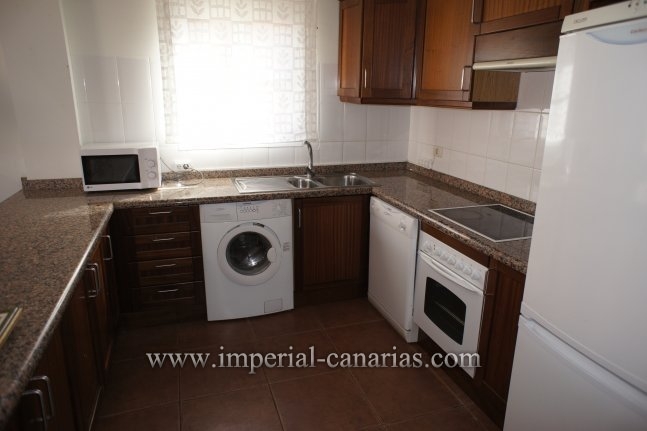  En precioso complejo de La Quinta en Santa Ursula, piso de dos dormitorios y dos baños con gran garaje, terraza y piscina. 