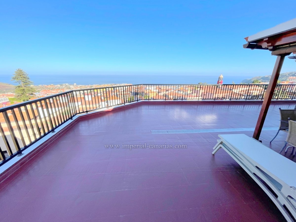  Opportunity, beautiful penthouse with the best view in the centre of La Orotava and with 2 parking space. 