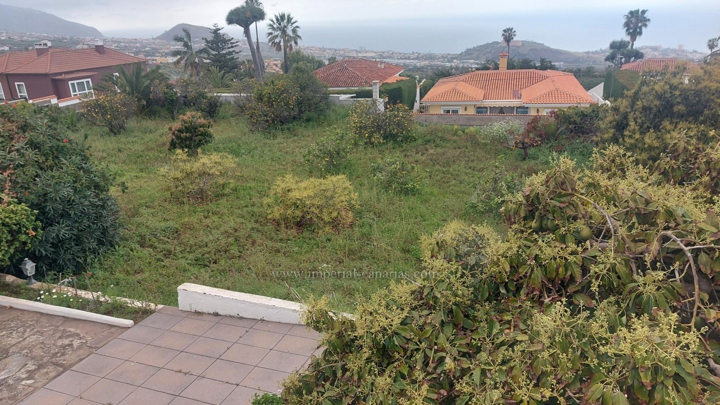  Plot for a single-family home in a quiet residential area 