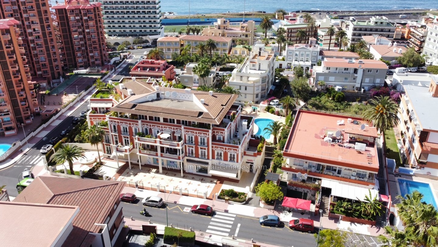  Magnificent penthouse in the center of Puerto de la Cruz with large terraces, common pool and garage. 