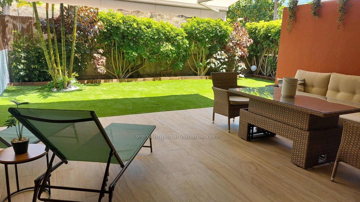  Schöne Wohnung mit zwei Schlafzimmern, zwei Badezimmern und einem schönen privaten Garten, saisonal zu vermieten. 
