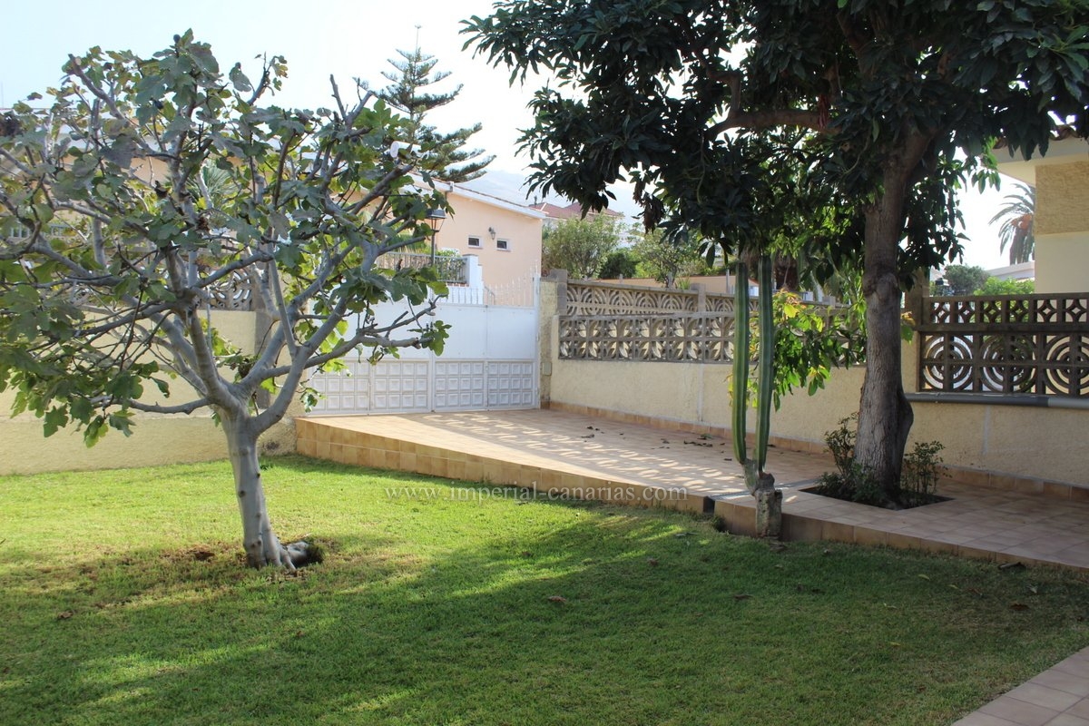  Maravilloso bungalow de tres dormitorios con bello jardin con arboles frutales en zona residencial tranquila. 