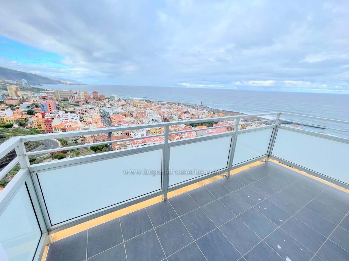  Great investment, package of 4 penthouses practically brand new with the best views in Puerto de la Cruz. 