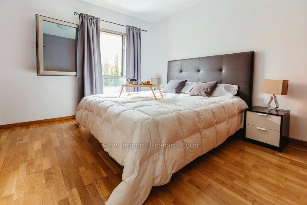  Precioso adosado en esquina en un complejo nuevo de La Quinta, cerca de la costa con amplio jardín privado. 