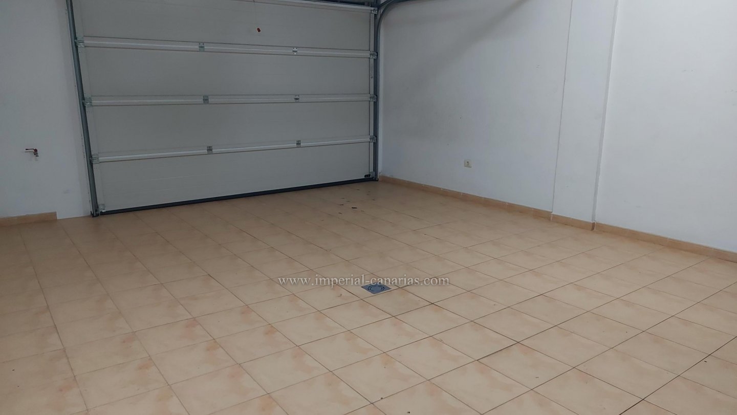  Großes Stadthaus mit drei Schlafzimmern, zwei Badezimmern und einer Toilette, großer Garage. Ohne Möbel 