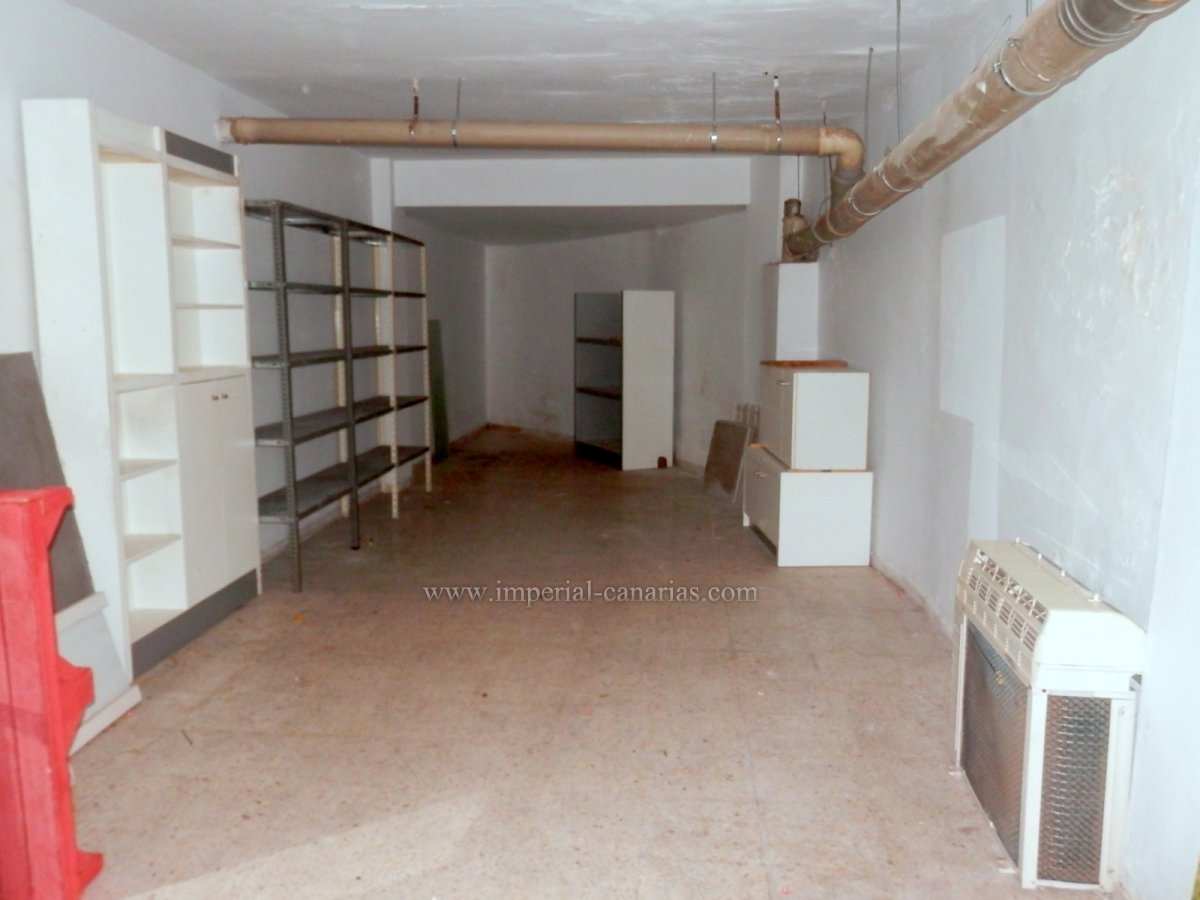  Se vende amplio local comercial con almacén en Martiánez, Puerto de La Cruz, próximo al C.C. Las Pirámides. 