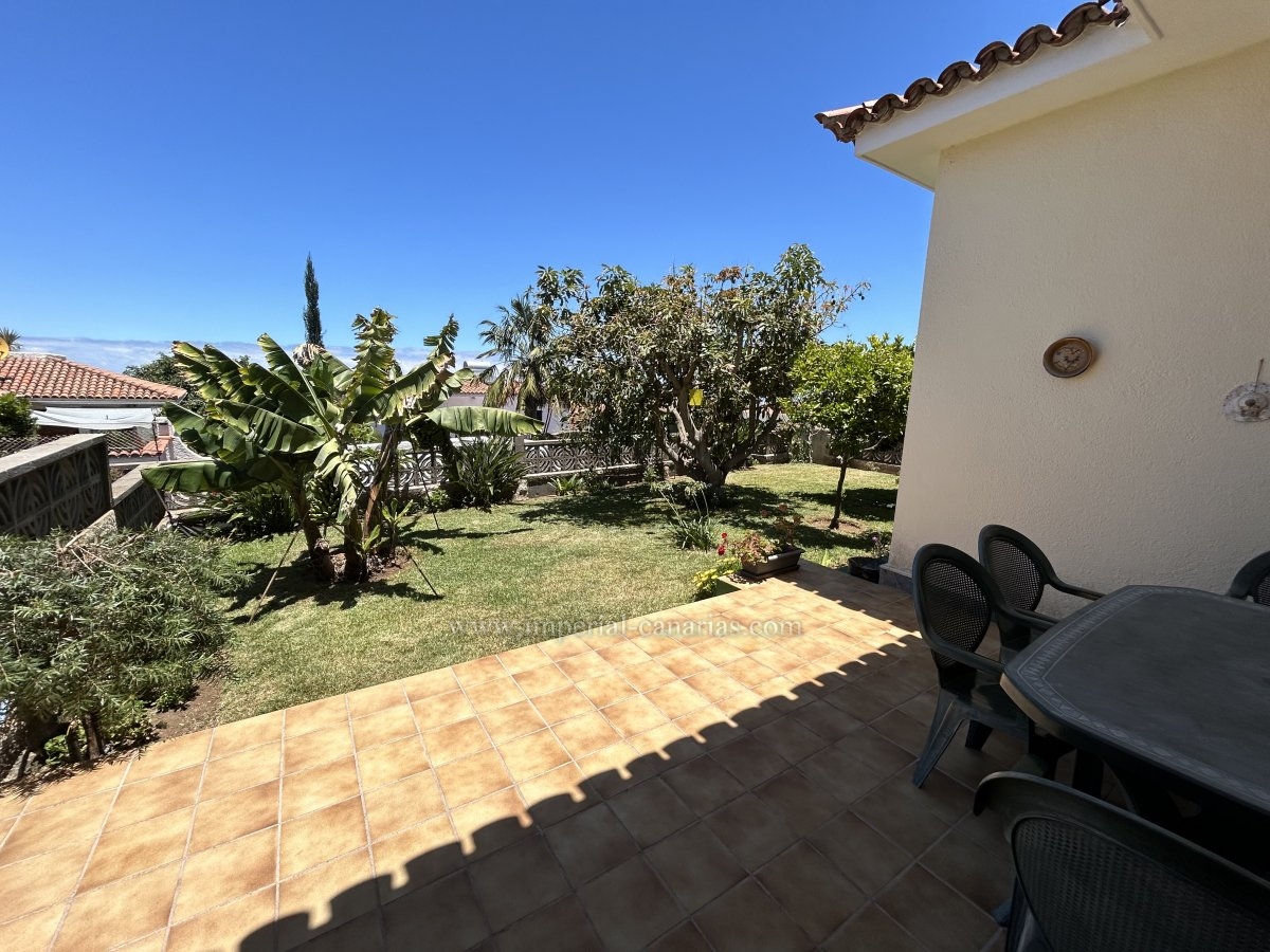 Bonito bungalow adosado de una planta con cuatro dormitorios con terrazas y jardin en zona residencial de La Orotava. 
