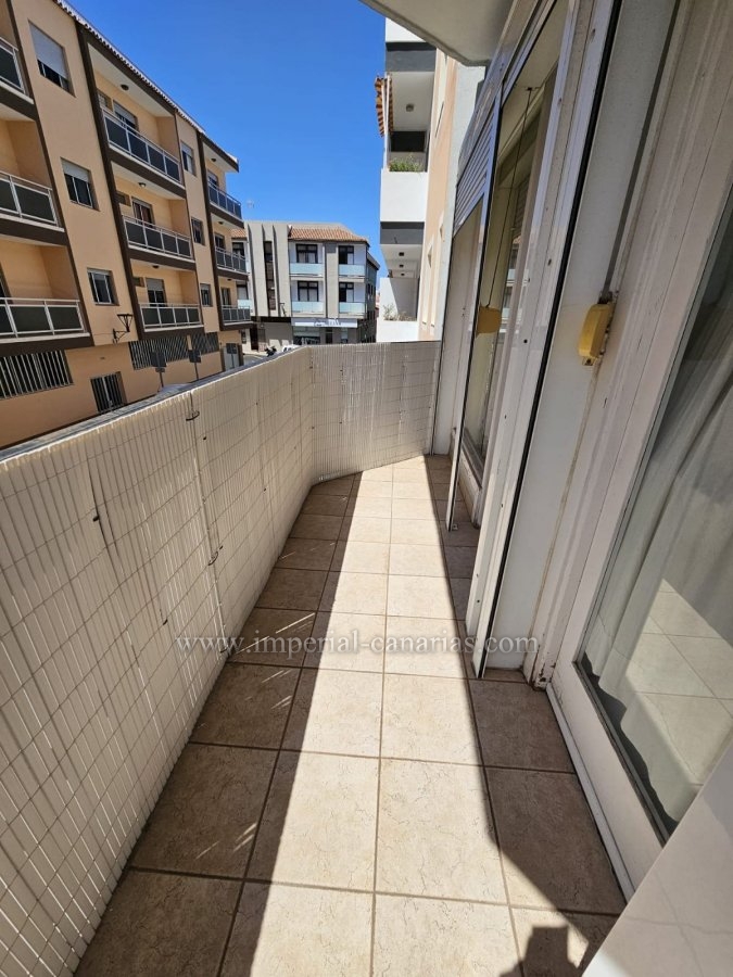  dos dormitorios, dos baños, cocina americana y bonito salón-comedor. En zona muy central pero también muy tranquilo 