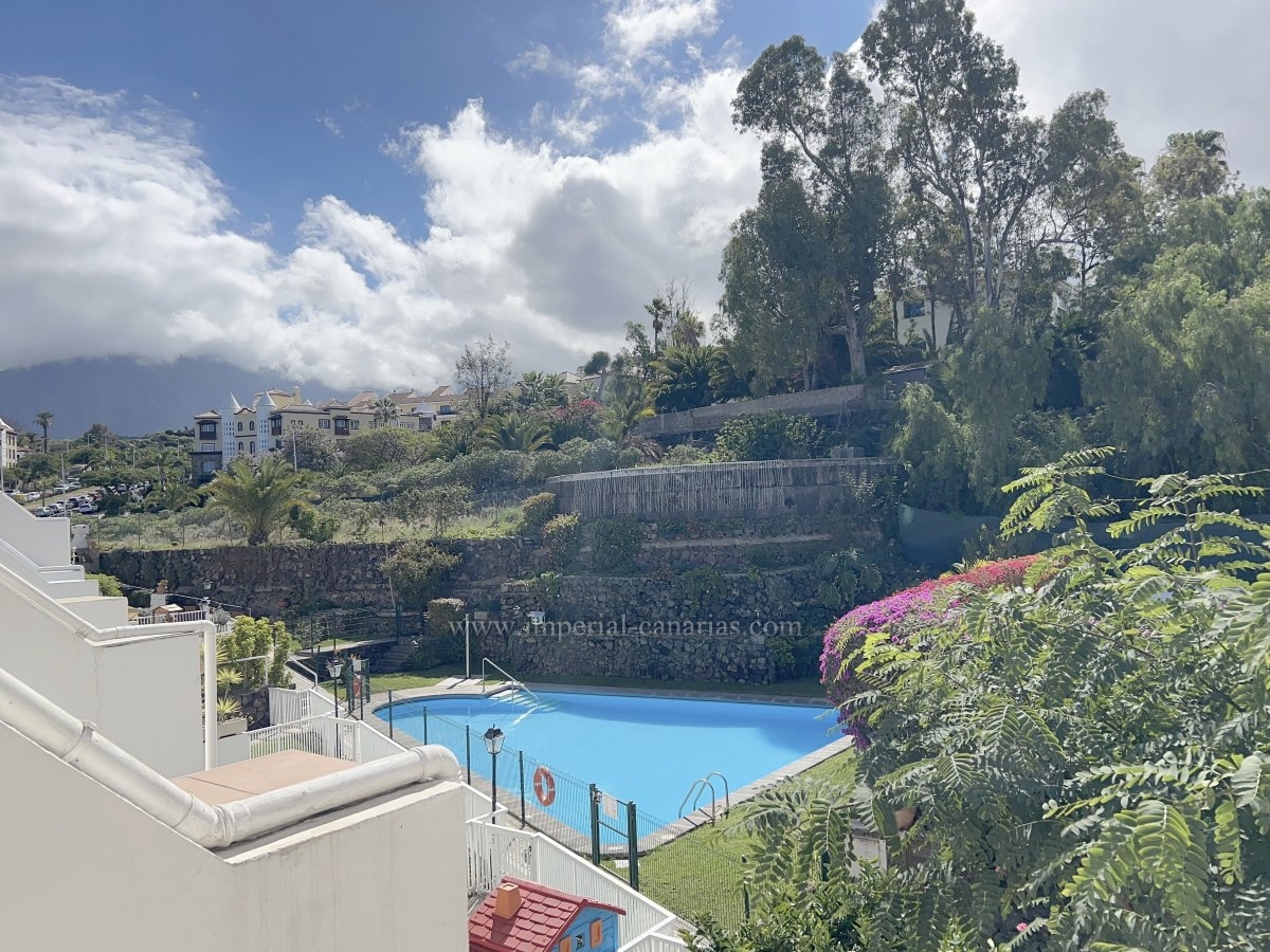  Bonito duplex de dos dormitorios en zona residencial tranquila con piscina y cerca de muchas amenidades. 
