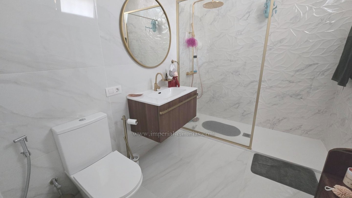 Spacious 3-bedroom apartment with sea and city views 