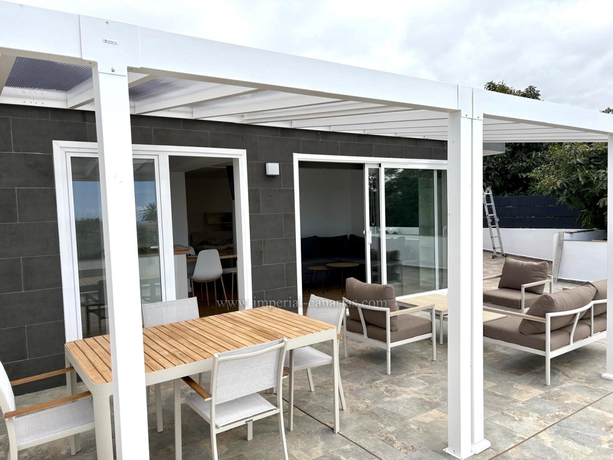  Charming little house with a large terrace for rent 