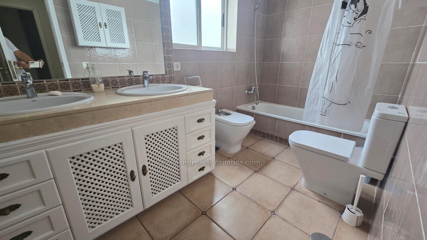   Precioso y amplio adosado con 4 habitaciones y dos baños. Zona tranquila y con vistas bonitas 