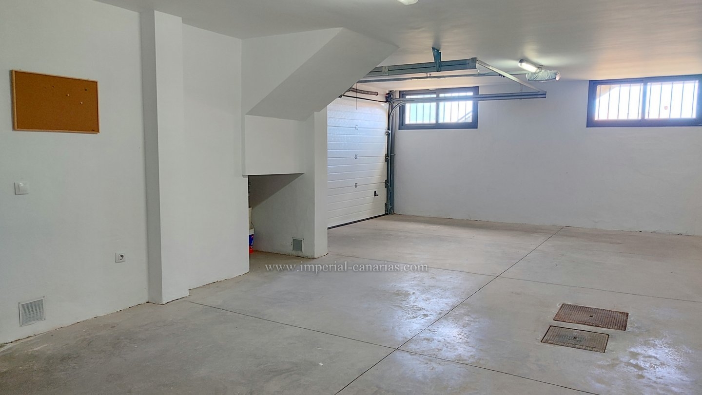  Área de La Luz, en La Orotava, se vende moderno pareado de tres dormitorios, de reciente construcción, bellas vistas. Terrazas y  garaje privado. 