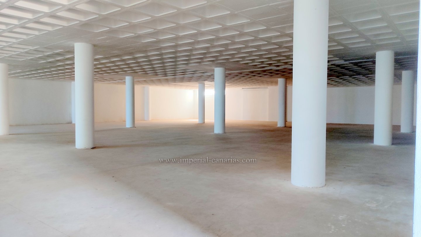  Spacious industrial warehouse for sale in Santa Úrsula. Well maintained and conveniently located. Suitable for RIC. 