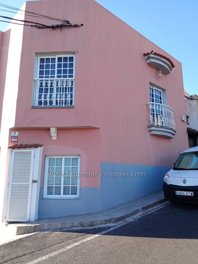  Casa pareada de tres plantas con tres apartamentos y con gran potencial, perfecta como casa familiar multigeneracional, para alquiler vacacional o como inversion a largo plazo. 