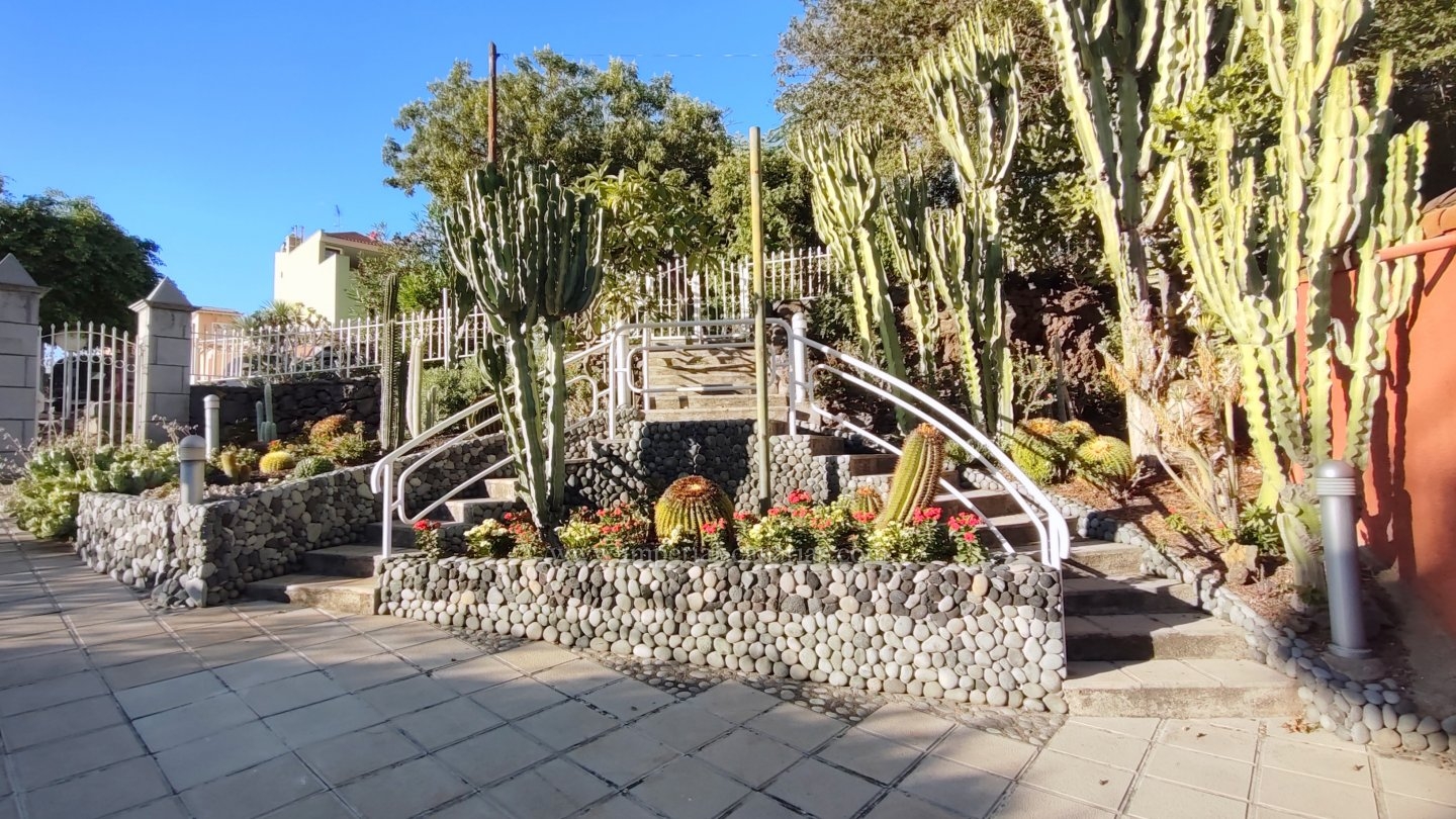  For sale in the Taoro area of Puerto de La Cruz, spectacular one-bedroom flat with large terrace, garage, swimming pool, in an excellent residential complex. 