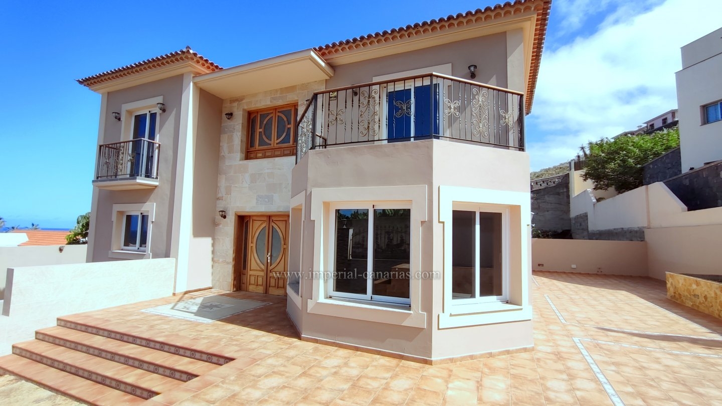  Spectacular luxury villa for sale in Garachico, surrounded by nature, close to the beach, golf course and recreational fishing port. 