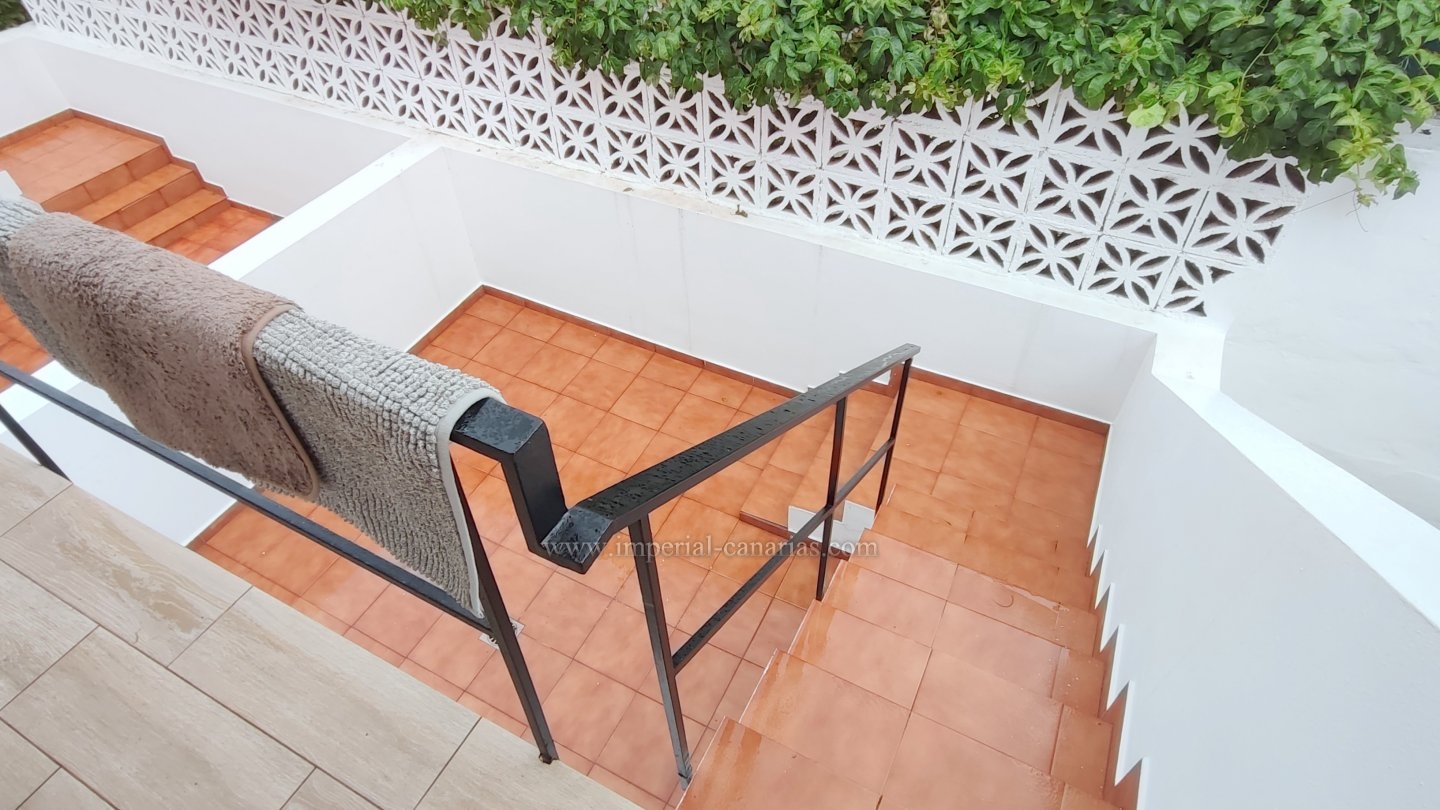  Se vende en Puerto de La Cruz, en la zona de San Fernando, apartamento de dos dormitorios, reformado, terraza, garaje privado y sin comunidad, oportunidad. 