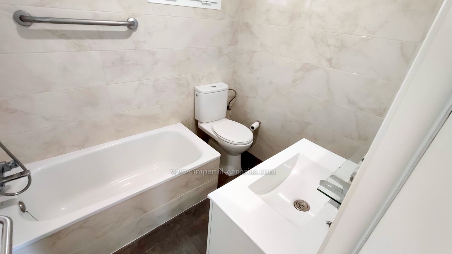  Se vende reformado apartamento de dos dormitorios en Puerto de la Cruz, en San Fernando, terraza y dos plazas de estacionamiento. 