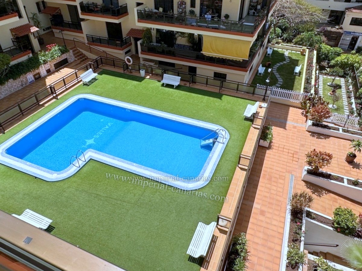  Se alquila confortable apartamento de un dormitorio, amueblado y equipado en El Botánico, en Puerto de La Cruz. Terraza, piscina  y garaje. 