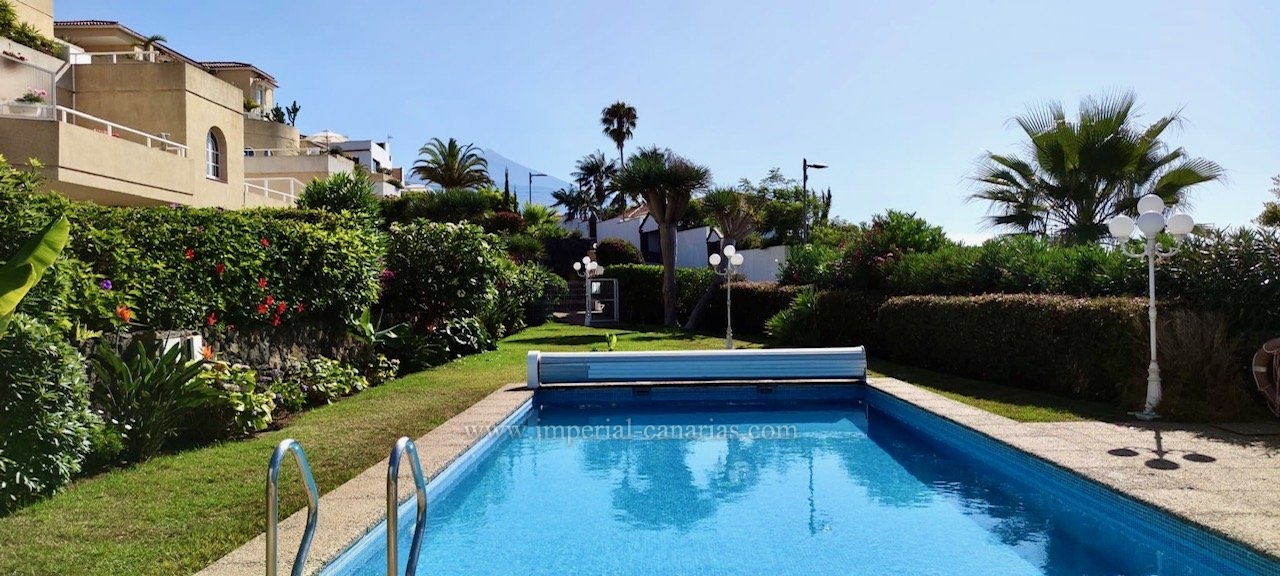  Precioso y moderno piso con jardín privado, pequeña bodega y piscina comunitaria 