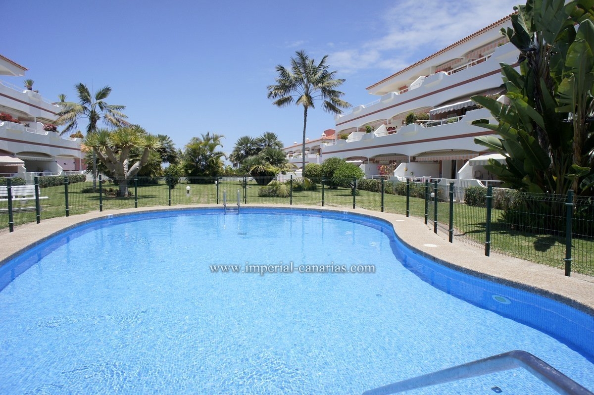  Enjoy this cozy apartment with unique views of Mount Teide and the Atlantic Ocean. Located in a building with beautiful tropical gardens and a heated pool, it´s perfect for relaxing. 