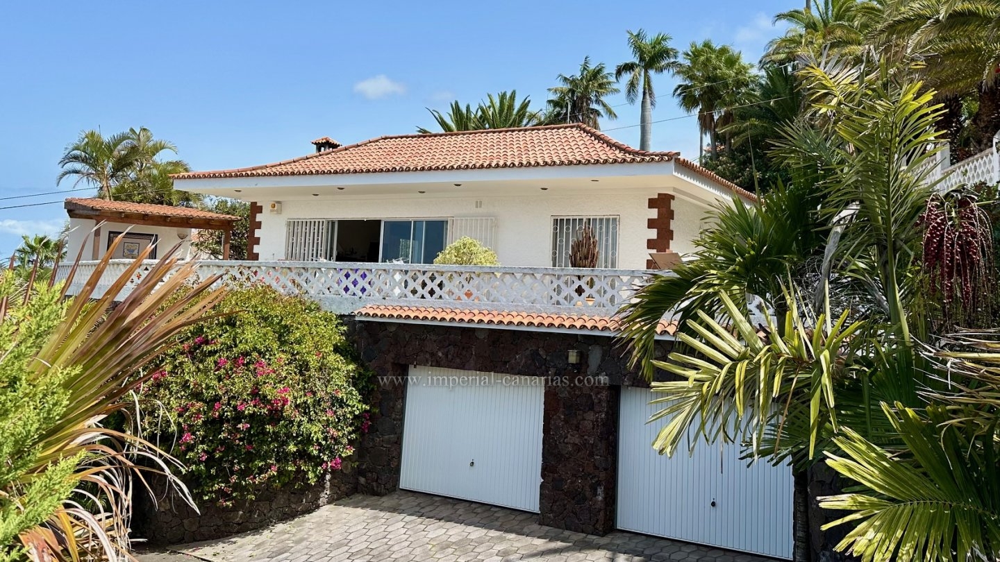  Estupendo chalet en la zona costera de Santa Ursula con terrazas grandes y 2 garajes! 