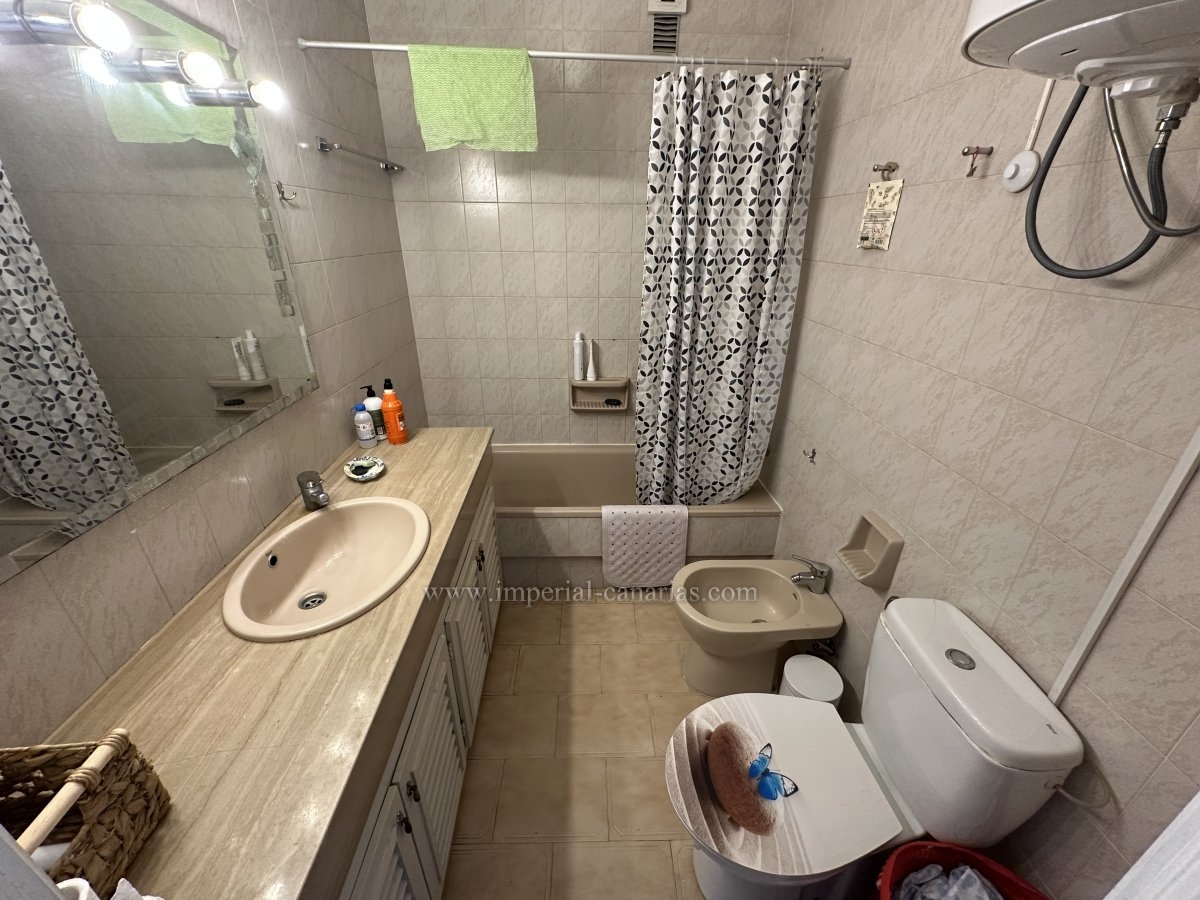  Se alquila estupendo y amplio  apartamento totalmente amueblado de 1 dormitorio, cocina equipada americana con preciosas vistas.  