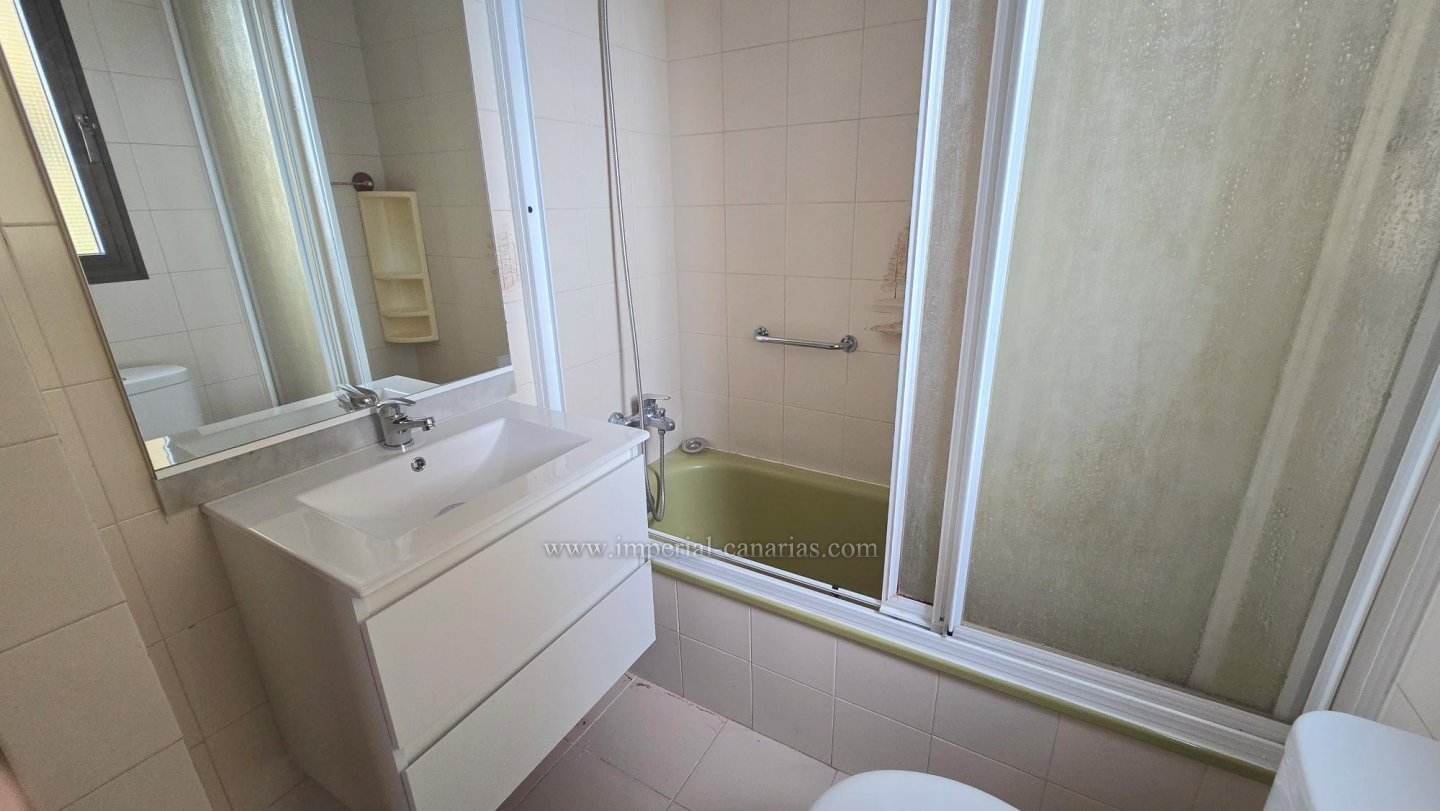  Apartment with beautiful views and a large balcony. Close to supermarket and restaurants. 
