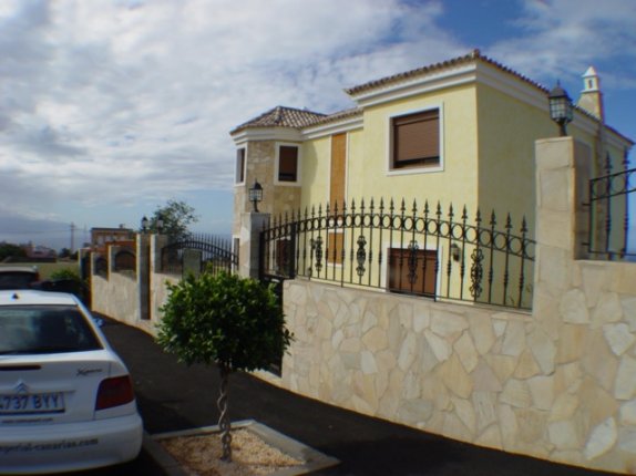  Reizvolle Villa in einer der besten Wohnlagen von Tacoronte mit vielen Extras. 
