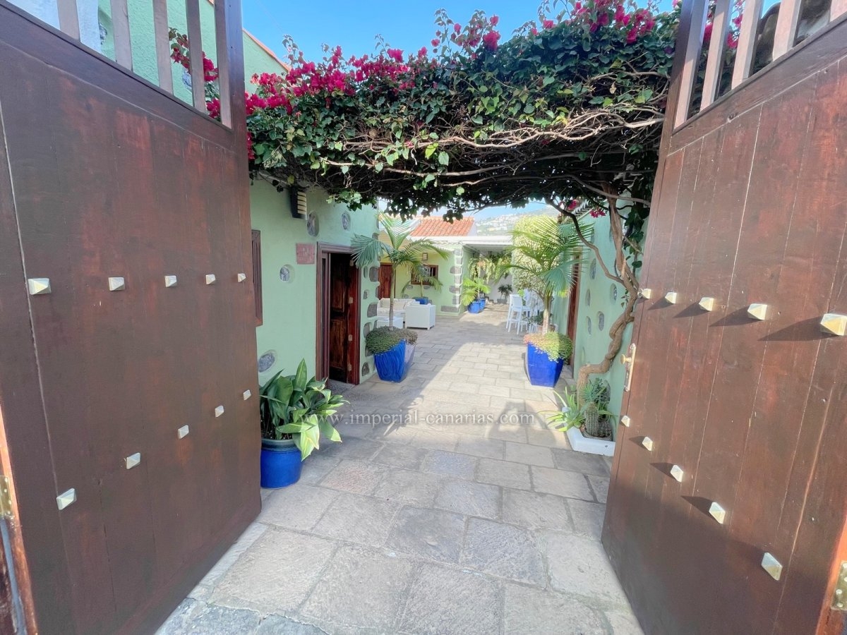  Magnifica propiedad tipo finca, su uso fue restaurante, pero perfectamente utilizable como vivienda, tanto residencial como turística. También ideal para cualquier tipo de negocio. 