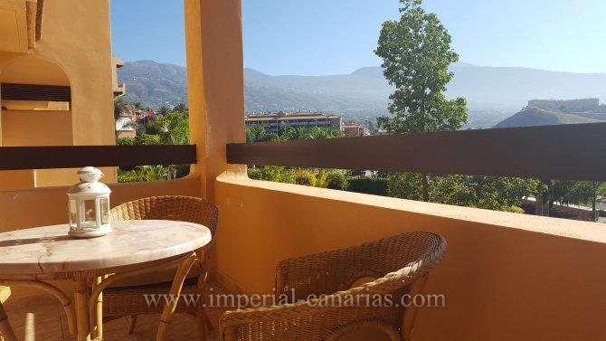  Apartamento moderno en zona tranquila pero con todos los servicios a mano y con piscina. 