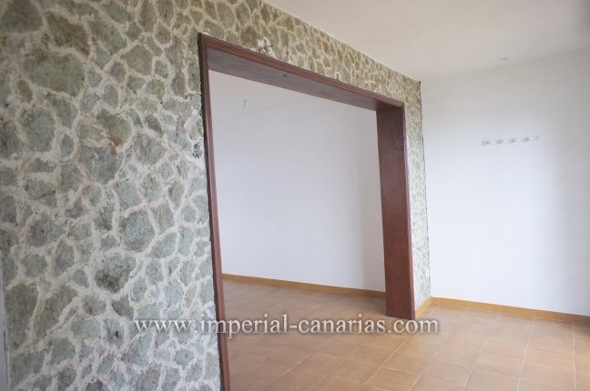  amplia casa familiar de 6 habitaciones, dos baños, salón-comedor y cocina. La casa tiene un gran Terraza. 