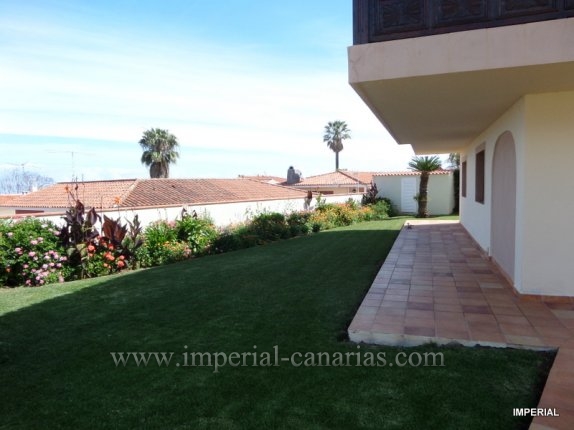  Bonito chalet con jardín, zona barbacoa y apartamento de huéspedes ideal para una familia.  