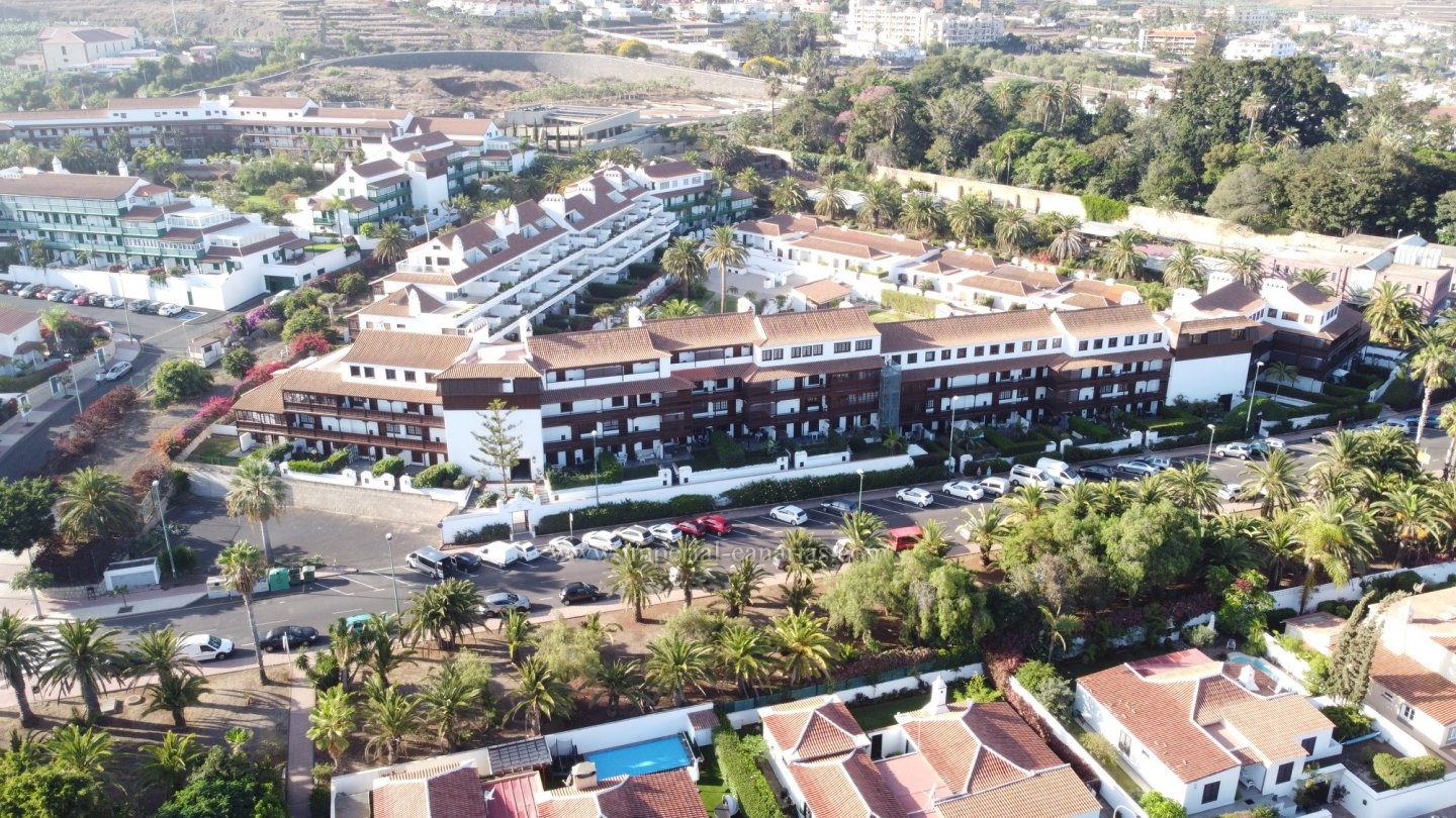  Sonniges Appartment mit grosser Terasse in einem ruhigen Gebäude mit beheitztem Pool 